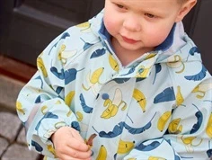 Dreng i regnjakke med bananprint fra CeLaVi 310454 7660 blue heaven